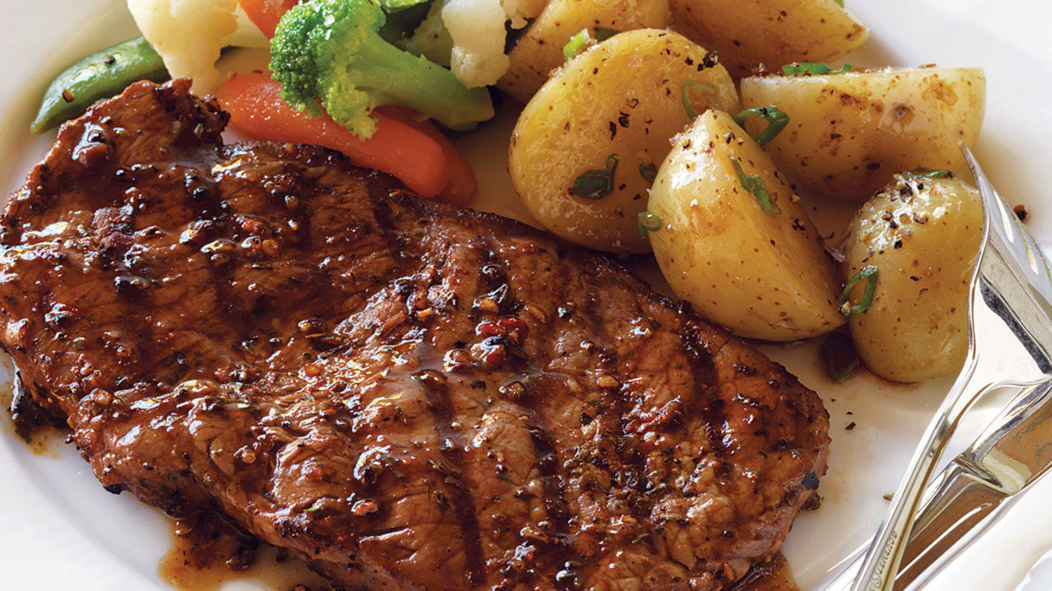 Steak végétal et frites de légumes au four - Youmiam