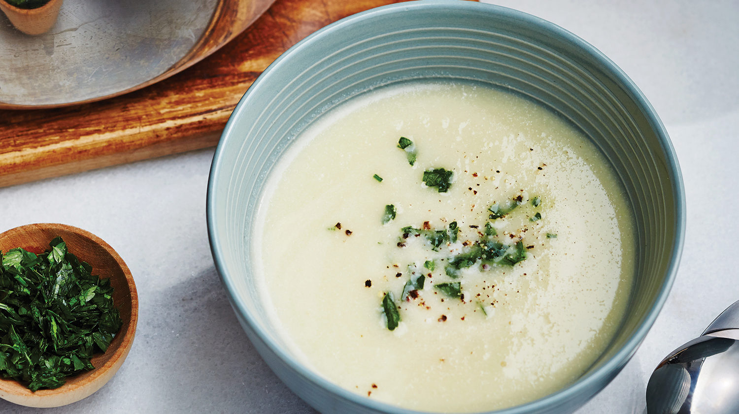 Potage de chou fleur de poireau et de pommes