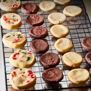 Mini-Shortbread cookies on cooling rack